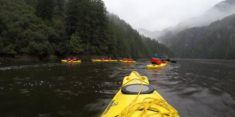 Kayaks dans le fjord brumeux de l'Alaska lors d'une excursion Ventures by Seabourn (Photo: Ashley Kosciolek)